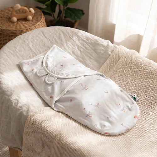 Gigoteuse emmaillotage blanche motifs oies